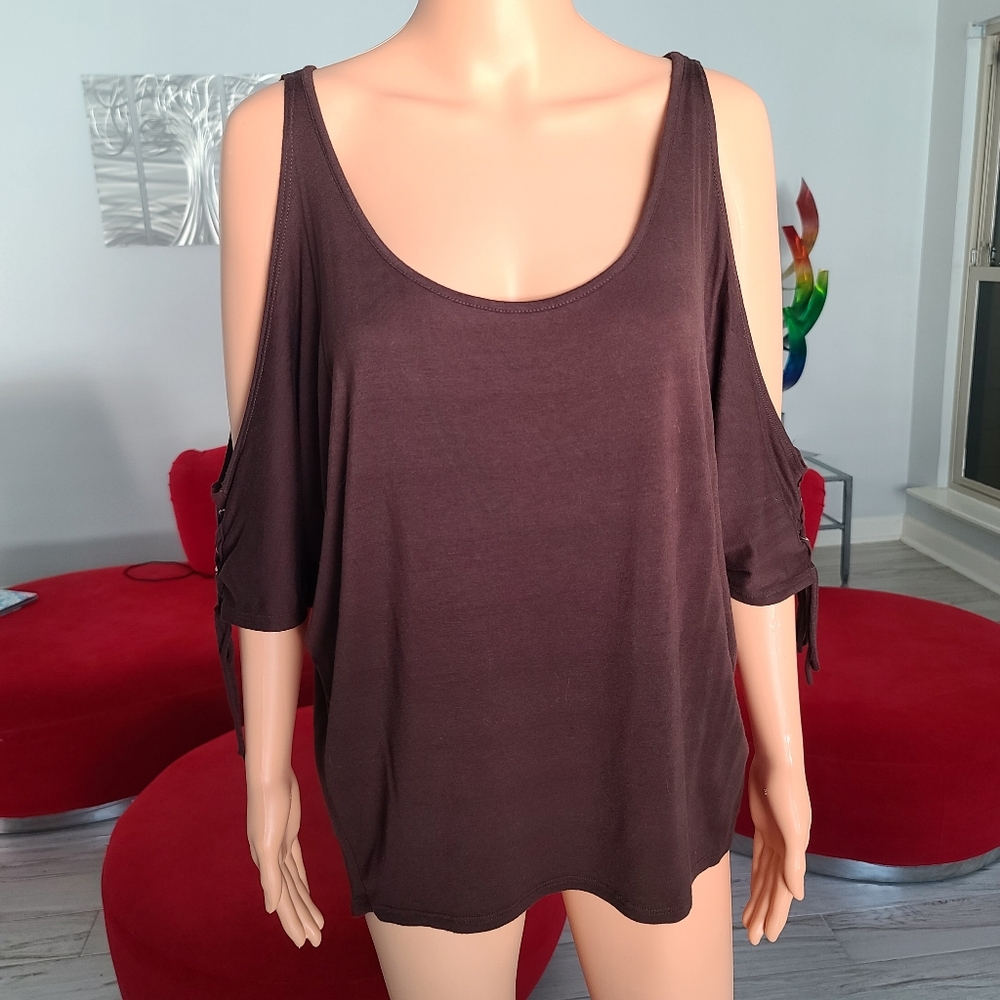 ARDEN B cold shoulder wide chest brown hi lo rayon top size L